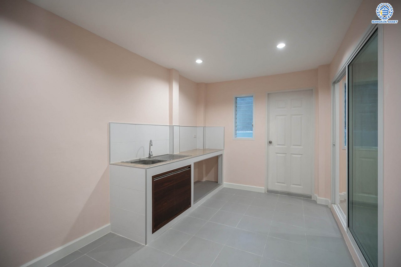 บ้านมือสองตกแต่งใหม่ โครงการ ดอนเมืองวิลล่า2 เพิ่มสิน บ้านแฝดหลังใหญ่ เนื้อที่ 39 ตร.ว. พื้นที่ใช้สอยเยอะถึง 240 ตร.ม. ฟังก์ชัน 3 ห้องนอน 2 ห้องน้ำ 1 ห้องอเนกประสงค์ จอดรถได้ 2 คัน บนทำเลเดินทางสะดวก เชื่อมต่อถ.สายไหม, ถ.พหลโยธิน ใกล้รถไฟฟ้าสายสีเขียว "สถานีสะพานใหม่" และทางด่วน "ฉลองรัช" รายล้อมด้วยสิ่งอำนวยความสะดวกครบครัน